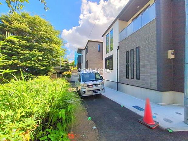 前面道路を含めた現地写真です。