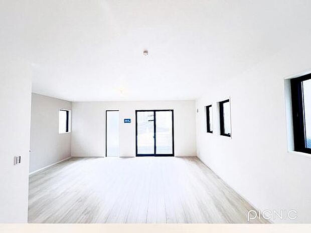 家族団らんの場所としてゆったりと居心地の良いリビングです。