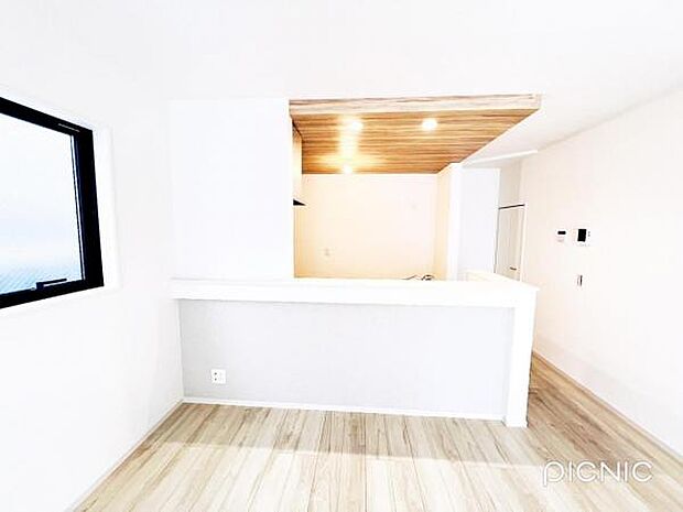 お食事中もキッチンと会話が楽しめるダイニングスペース。