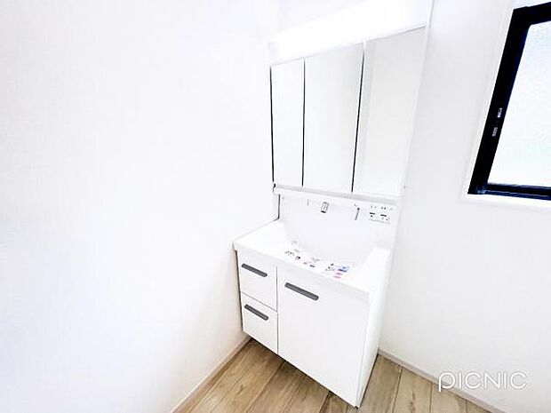 洗面化粧台です。朝の身支度から1日が始まります。