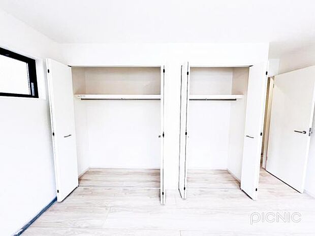 いつでもお部屋をスッキリお使い頂ける収納スペースを設置。