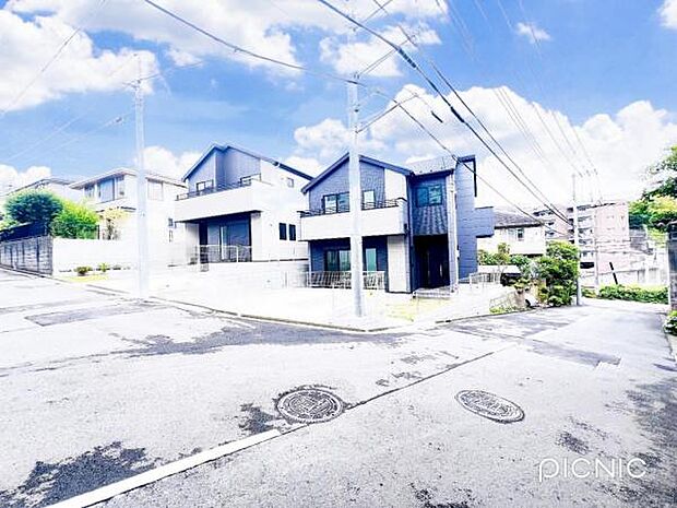 前面道路を含めた現地写真です。