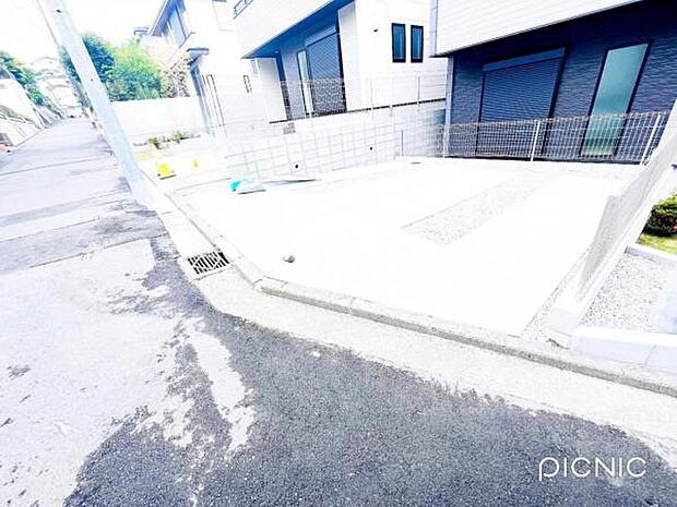 駐車場ももちろん完備しておりますのでお車所有の方にも心強いです。