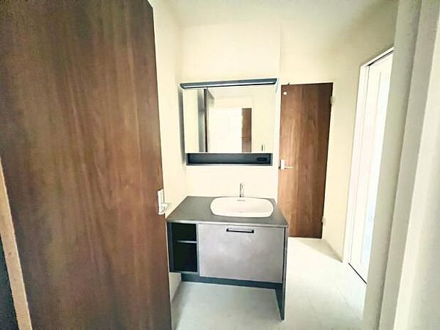 洗面化粧台です。朝の身支度から1日が始まります。