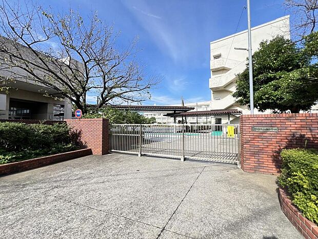 横浜市立西柴中学校まで約620m(徒歩8分)