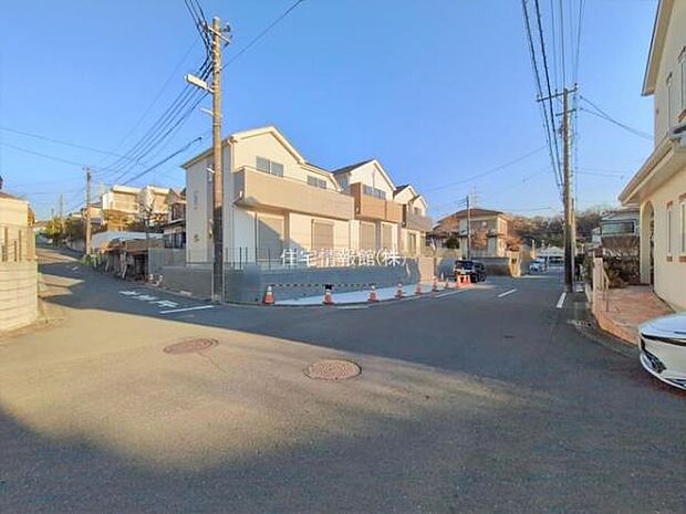 前面道路を含めた現地写真です。
