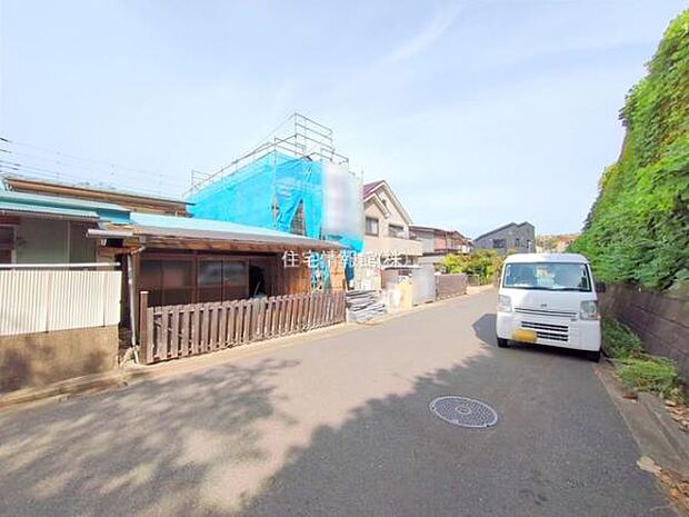 前面道路を含めた現地写真です。