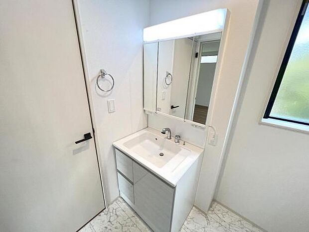 洗面化粧台です。朝の身支度から1日が始まります。