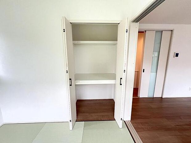 いつでもお部屋をスッキリお使い頂ける収納スペースを設置。