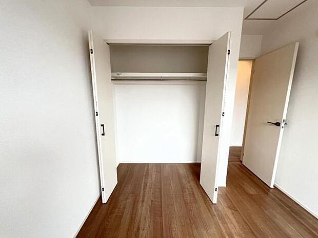 いつでもお部屋をスッキリお使い頂ける収納スペースを設置。