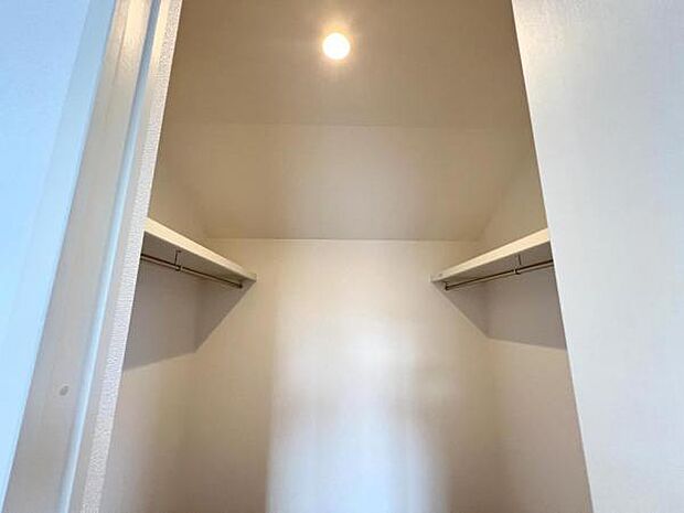 ウォークインクローゼットがあり収納スペースも豊富。季節物もスッキリ片付きそうです。