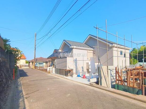 前面道路を含めた現地写真です。