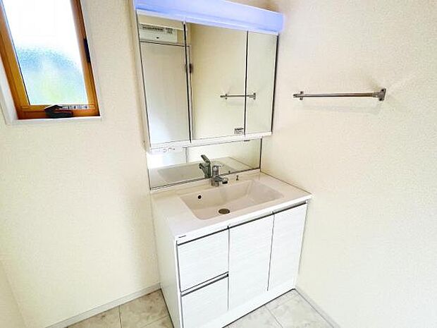 洗面化粧台です。朝の身支度から1日が始まります。