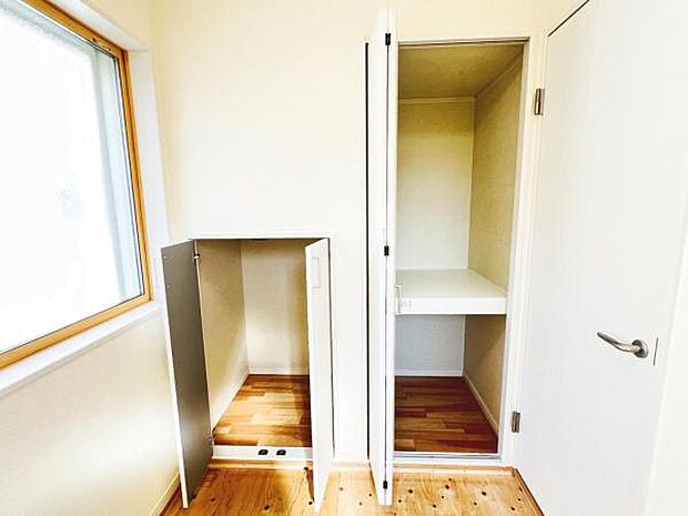 いつでもお部屋をスッキリお使い頂ける収納スペースを設置。