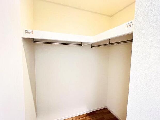 ウォークインクローゼットがあり収納スペースも豊富。季節物もスッキリ片付きそうです。