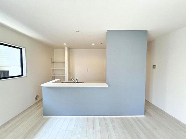 お食事中もキッチンと会話が楽しめるダイニングスペース。