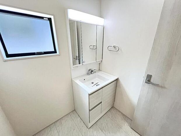 洗面化粧台です。朝の身支度から1日が始まります。