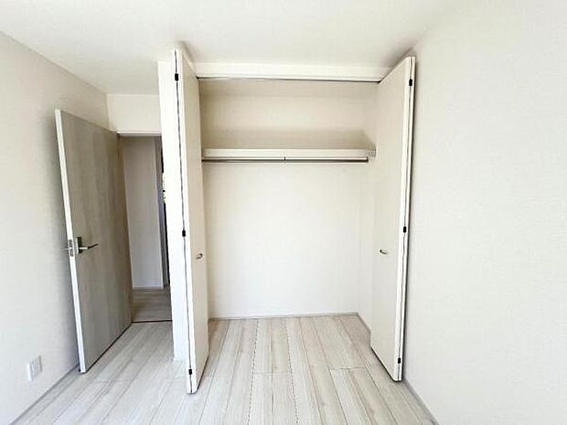 いつでもお部屋をスッキリお使い頂ける収納スペースを設置。