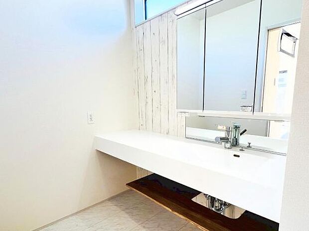 洗面化粧台です。朝の身支度から1日が始まります。