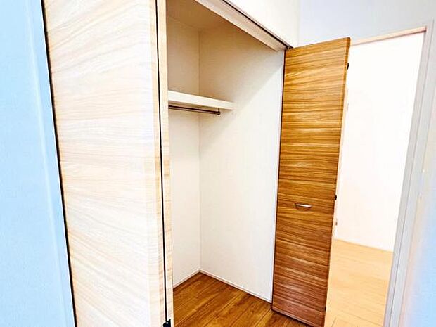 いつでもお部屋をスッキリお使い頂ける収納スペースを設置。