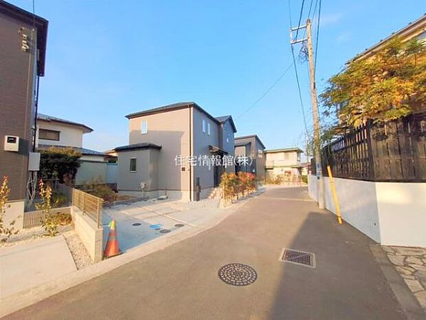 前面道路を含めた現地写真です。