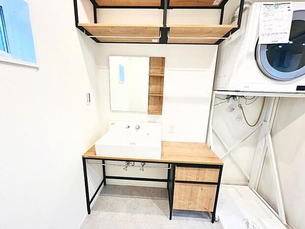 洗面化粧台です。朝の身支度から1日が始まります。