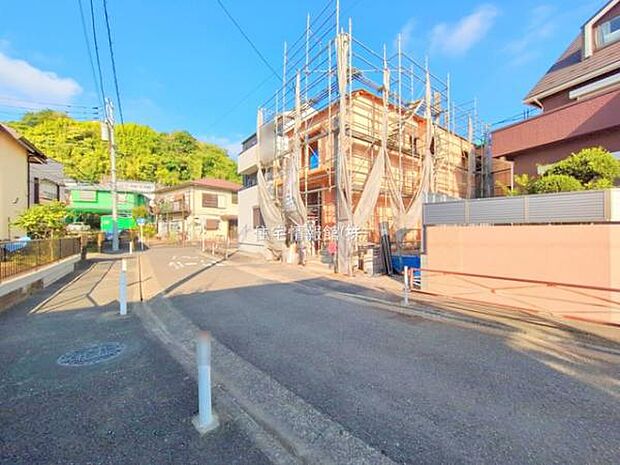 前面道路を含めた現地写真です。