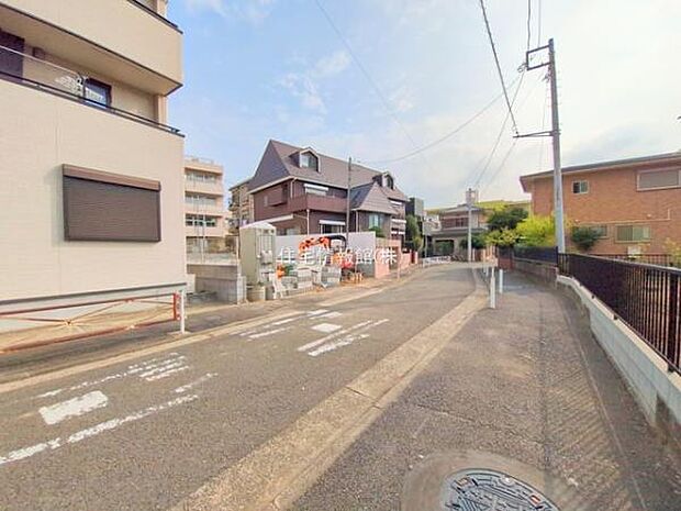前面道路を含めた現地写真です。