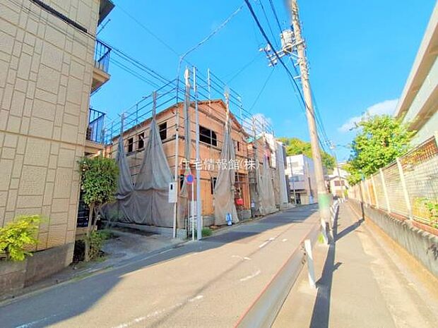 前面道路を含めた現地写真です。