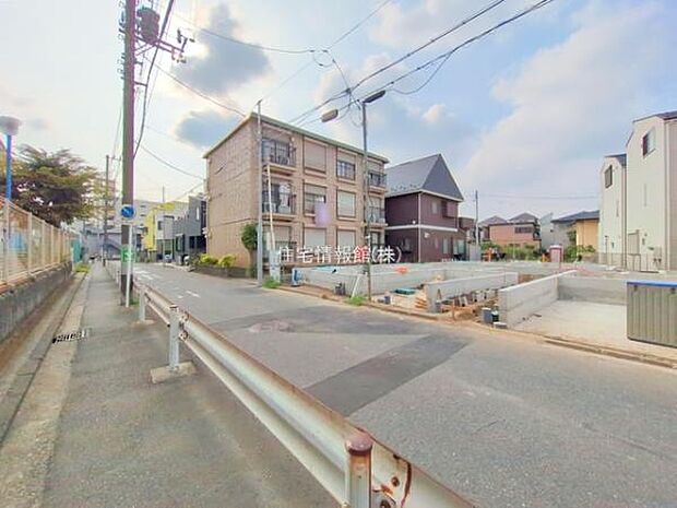 前面道路を含めた現地写真です。