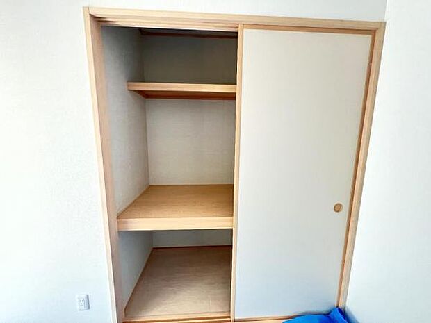 いつでもお部屋をスッキリお使い頂ける収納スペースを設置。