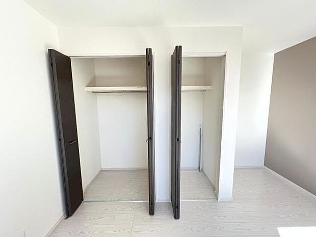 いつでもお部屋をスッキリお使い頂ける収納スペースを設置。