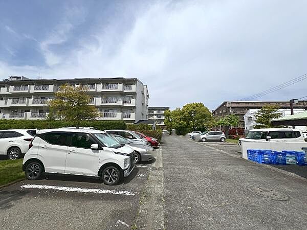 駐車場ももちろん完備しておりますのでお車所有の方にも心強いです。