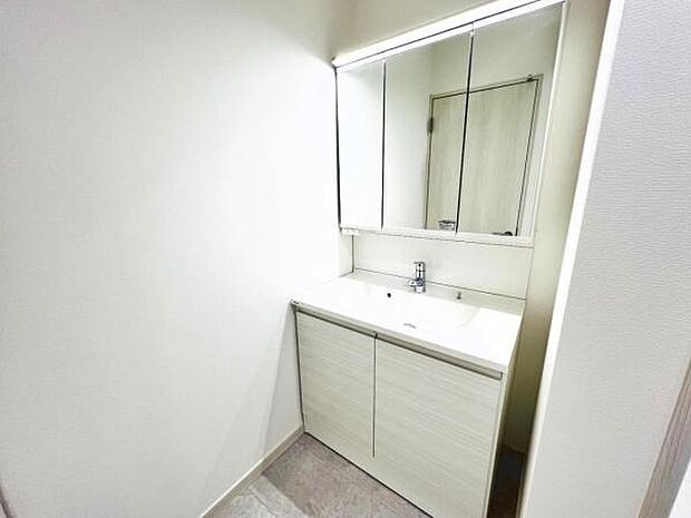 洗面化粧台です。朝の身支度から1日が始まります。