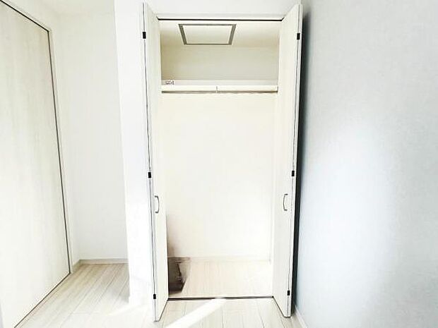 いつでもお部屋をスッキリお使い頂ける収納スペースを設置。