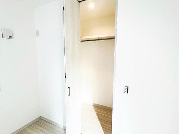 いつでもお部屋をスッキリお使い頂ける収納スペースを設置。