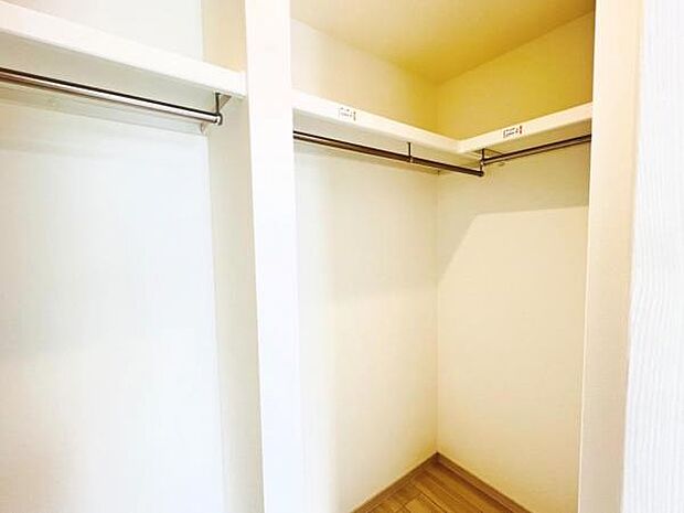 ウォークインクローゼットがあり収納スペースも豊富。季節物もスッキリ片付きそうです。