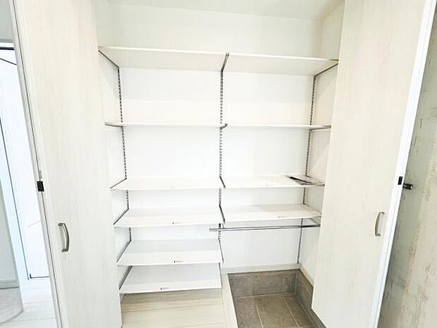 いつでもお部屋をスッキリお使い頂ける収納スペースを設置。