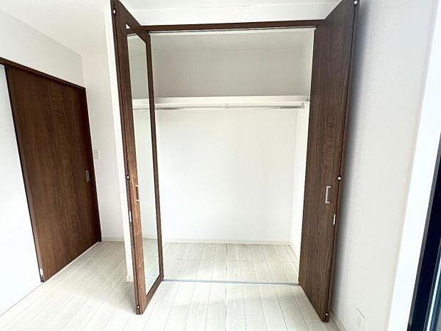 いつでもお部屋をスッキリお使い頂ける収納スペースを設置。