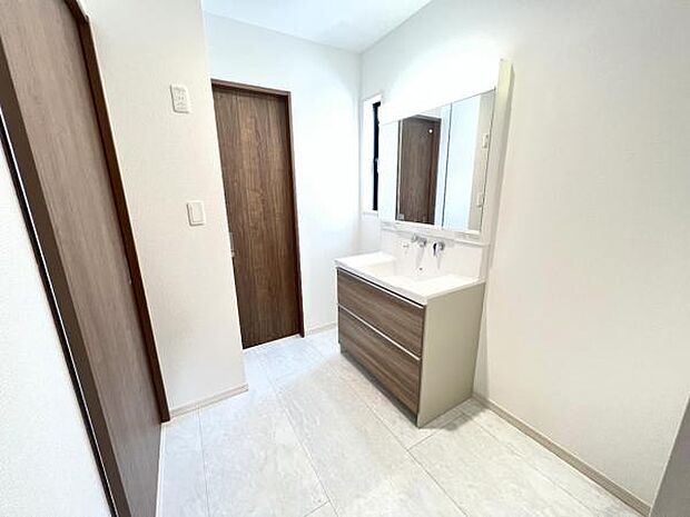 脱衣所は小さなお子様がいるご家庭にも重宝されます。