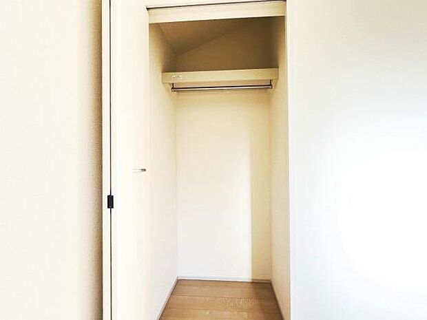 いつでもお部屋をスッキリお使い頂ける収納スペースを設置。