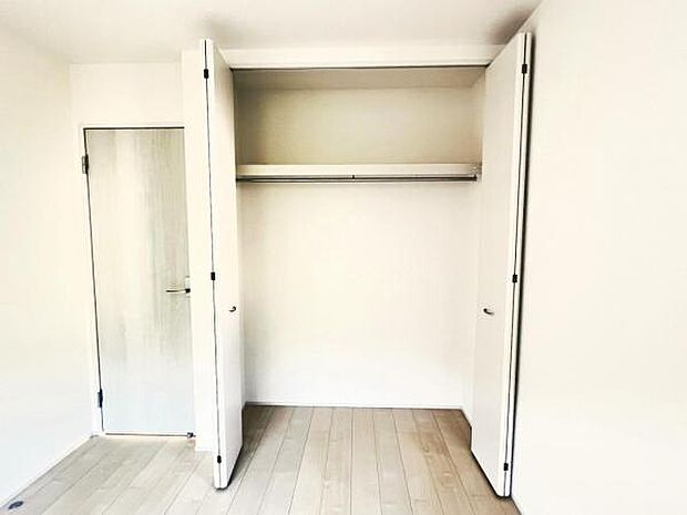 いつでもお部屋をスッキリお使い頂ける収納スペースを設置。