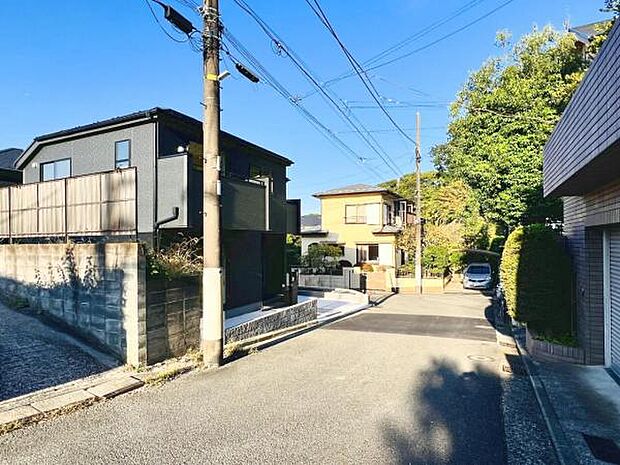 前面道路を含めた現地写真です。