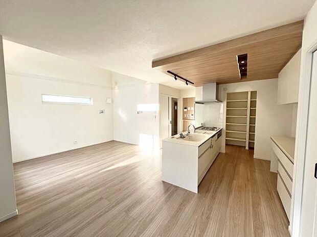 ご家族の温かい時間を演出するダイニングスペースです。