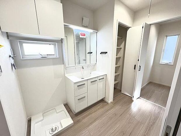 脱衣所は小さなお子様がいるご家庭にも重宝されます。