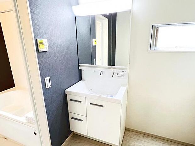 洗面化粧台です。朝の身支度から1日が始まります。