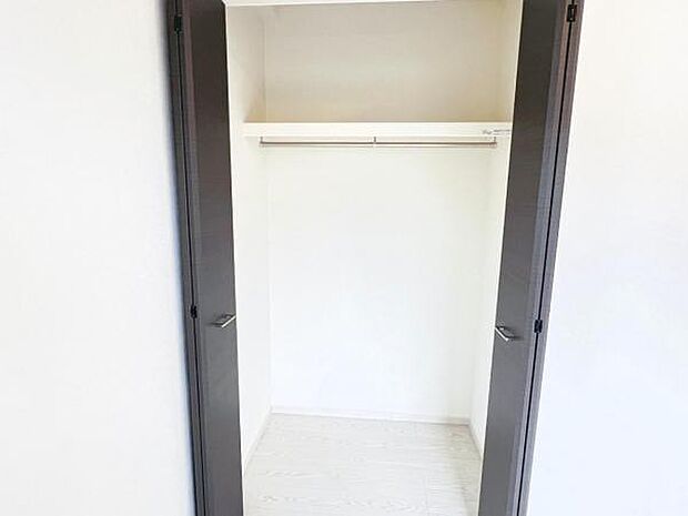 いつでもお部屋をスッキリお使い頂ける収納スペースを設置。