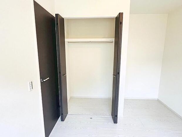 いつでもお部屋をスッキリお使い頂ける収納スペースを設置。