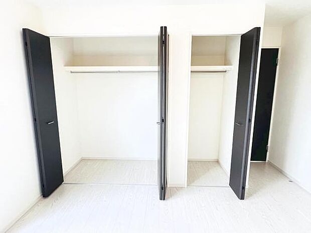 いつでもお部屋をスッキリお使い頂ける収納スペースを設置。