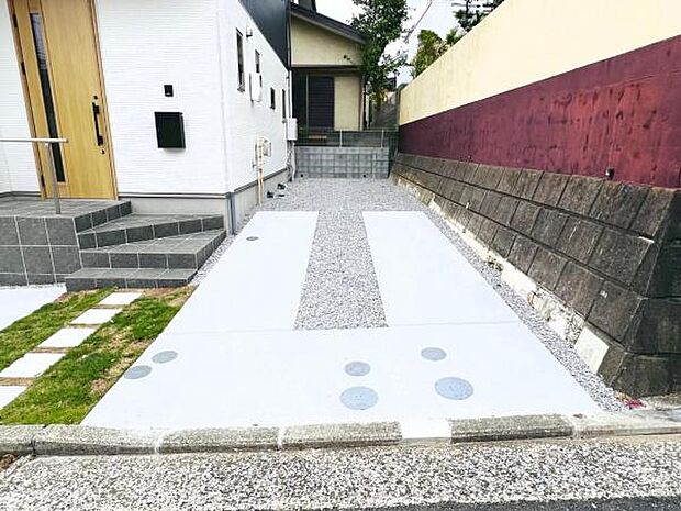 駐車場ももちろん完備しておりますのでお車所有の方にも心強いです。